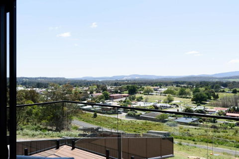Modern Beaconsfield Retreat With Town Views - Accommodation Gladstone 1