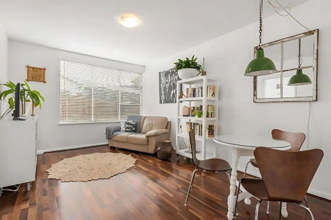 Modern City-Fringe Apartment In New Town - Accommodation Gladstone 0