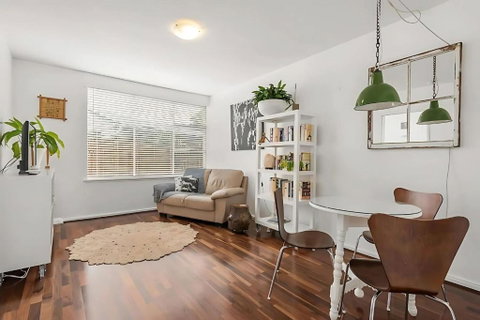 Modern City-Fringe Apartment In New Town - Accommodation Gladstone 2
