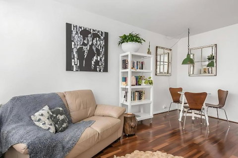 Modern City-Fringe Apartment In New Town - Accommodation Gladstone 1