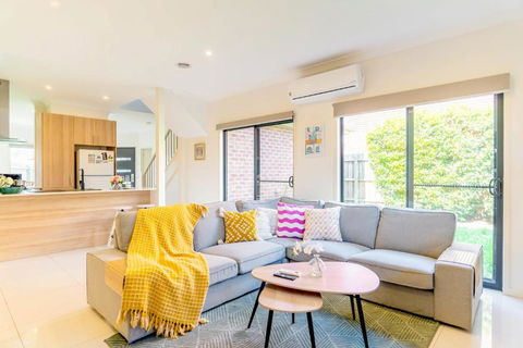 Modern Home In Central Oakleigh East - Accommodation Gladstone 0