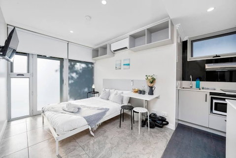 Modern Self-contained Studio At Crows Nest - Accommodation Gladstone 2