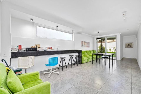 Modern Self-contained Studio At Crows Nest - Accommodation Gladstone 1