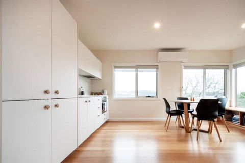 Modern Self Contained Unit Views Parking And WiFi - Accommodation Gladstone 0