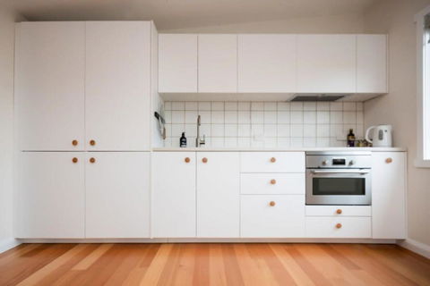 Modern Self Contained Unit Views Parking And WiFi - Accommodation Gladstone 2