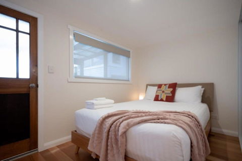 Modern Self Contained Unit Views Parking And WiFi - Accommodation Gladstone 3