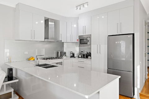 Modern Scarborough Townhouse - Accommodation Gladstone 3