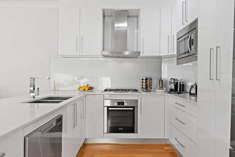Modern Scarborough Townhouse - Accommodation Gladstone 2