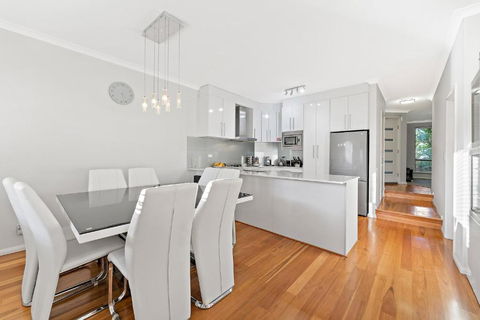 Modern Scarborough Townhouse - Accommodation Gladstone 0