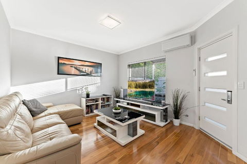 Modern Scarborough Townhouse - Accommodation Gladstone 1