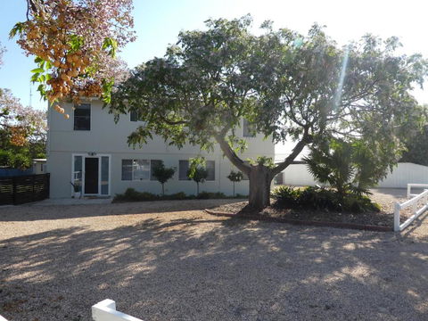 Moonta Bay Stylish Large Home 3 Min Walk From Beach And Jetty - Accommodation Gladstone 2