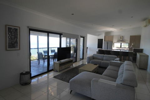 Moreton Magnificent Views - Accommodation Gladstone 3