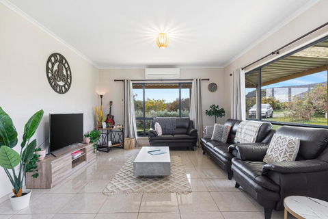 Morningside Farm House With Mountian Views... - Accommodation Gladstone 2