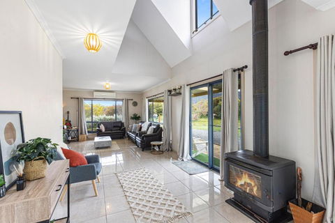 Morningside Farm House With Mountian Views... - Accommodation Gladstone 3