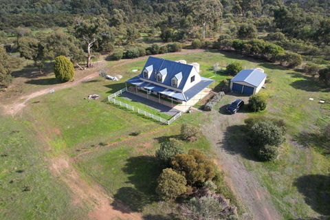 Morningside Farm House With Mountian Views... - Accommodation Gladstone 0