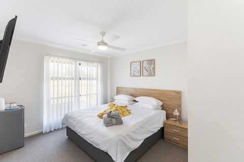 Morview Holiday Homes-Elephant - Accommodation Gladstone 0