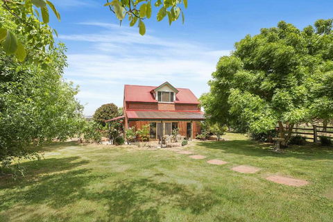 Mount Bolton Retreat - Accommodation Gladstone 0