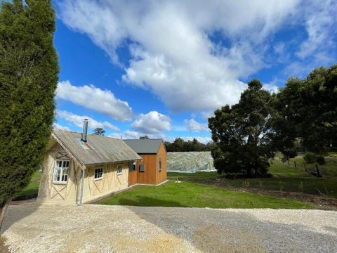NEST- Luxury Vineyard Accommodation - Accommodation Gladstone 3