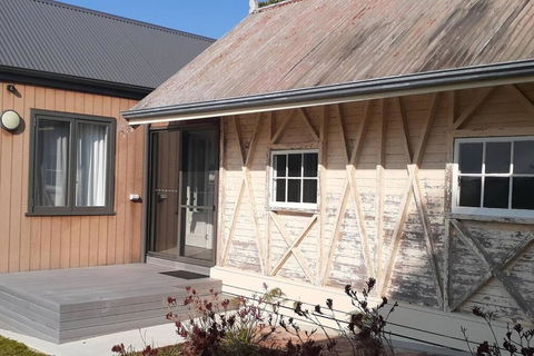 NEST- Luxury Vineyard Accommodation - Accommodation Gladstone 2