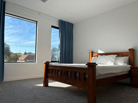 New 2-story House With 4 Bedrooms And 3 Shower Rooms - Accommodation Gladstone 2