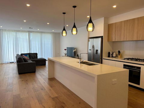 New 2-story House With 4 Bedrooms And 3 Shower Rooms - Accommodation Gladstone 0