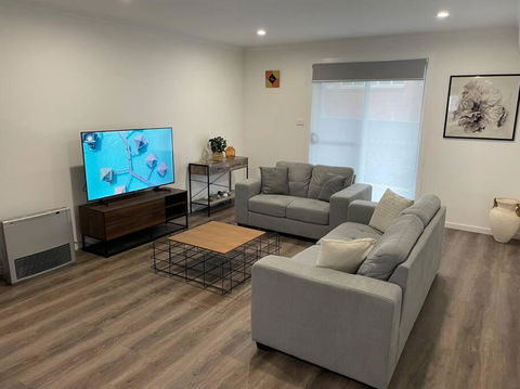 New 3 Bedroom House In Cooma - Accommodation Gladstone 0