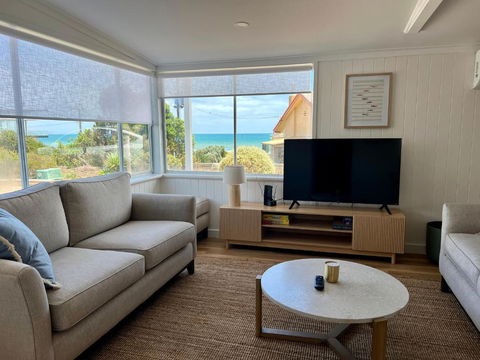 NEW Magpie Sands - 3 Bedroom Home - Downstairs Only, 1 Min Walk To Aldinga Beach - Accommodation Gladstone 2