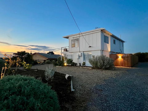 NEW Magpie Sands - 3 Bedroom Home - Downstairs Only, 1 Min Walk To Aldinga Beach - Accommodation Gladstone 1