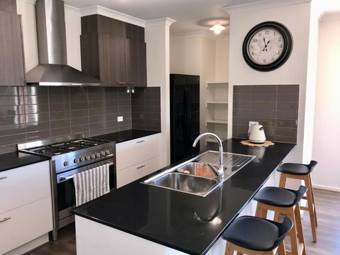 New Modern And Spacious In A Quiet Location Only 12 Min From The City - Accommodation Gladstone 0