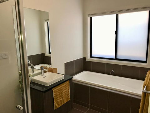 New Modern And Spacious In A Quiet Location Only 12 Min From The City - Accommodation Gladstone 1