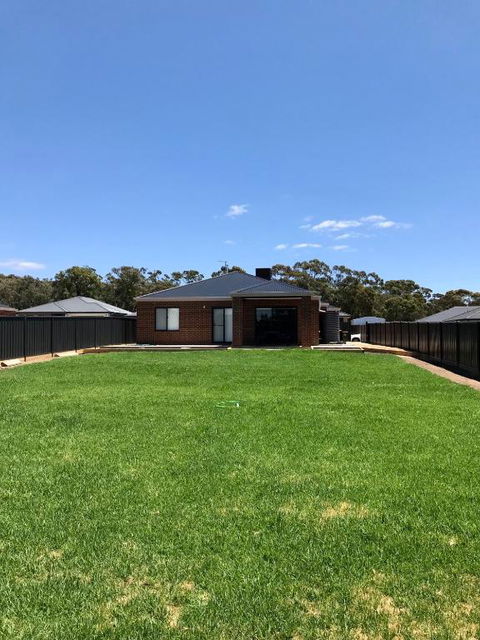 New Modern And Spacious In A Quiet Location Only 12 Min From The City - Accommodation Gladstone 2