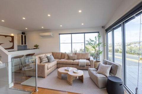NEW Pleasant View Stays TORQUAY - Accommodation Gladstone 0