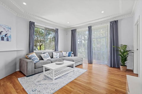 NEW Sailors Cove Pet Friendly - Accommodation Gladstone 0