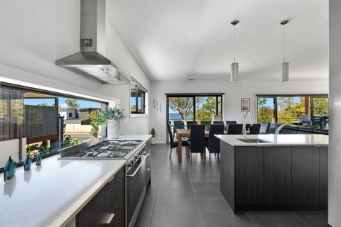 NEW - Sunrise Waters Holiday House - Accommodation Gladstone 1