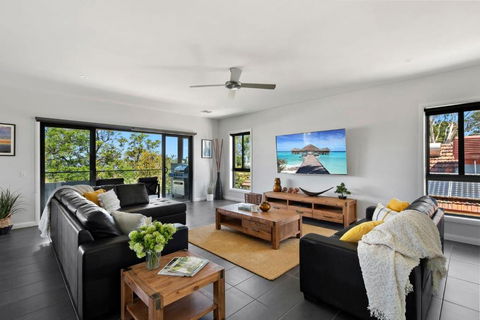 NEW - Sunrise Waters Holiday House - Accommodation Gladstone 2