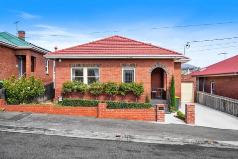 New Town Bungalow - A Leafy Family Haven - Accommodation Gladstone 1