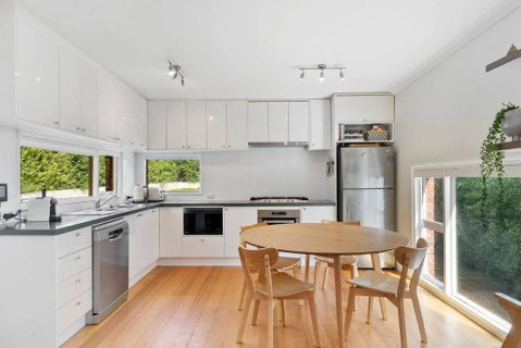 New Town Bungalow - A Leafy Family Haven - Accommodation Gladstone 2