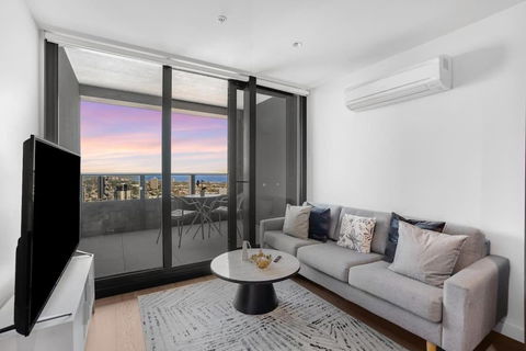 NEW Waterfront Living With Sublime Views 2B1B - Accommodation Gladstone 1