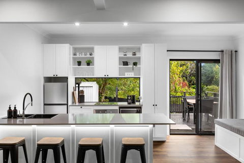New Modern 2 Bedroom Mountain Retreat Escape - Accommodation Gladstone 1