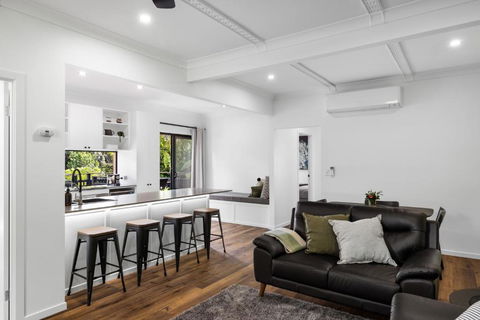 New Modern 2 Bedroom Mountain Retreat Escape - Accommodation Gladstone 3