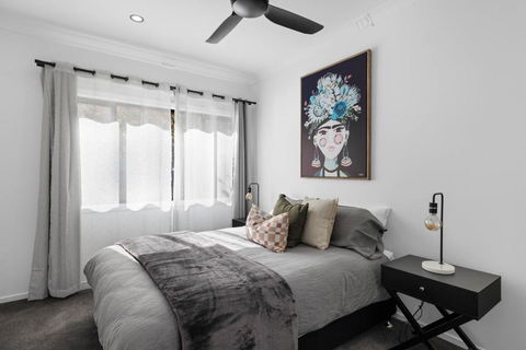New Modern 2 Bedroom Mountain Retreat Escape - Accommodation Gladstone 0