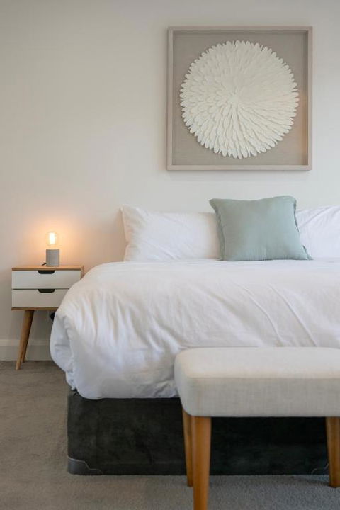Newsom House - Stylish & Elegant Home With 4 King Beds - Accommodation Gladstone 0