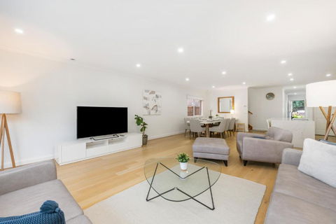 Newsom House - Stylish & Elegant Home With 4 King Beds - Accommodation Gladstone 2