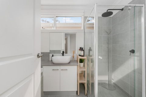 Newsom House - Stylish & Elegant Home With 4 King Beds - Accommodation Gladstone 3