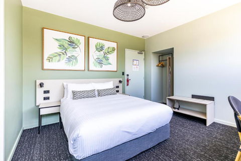 Nightcap At Commercial Hotel - Accommodation Gladstone 2