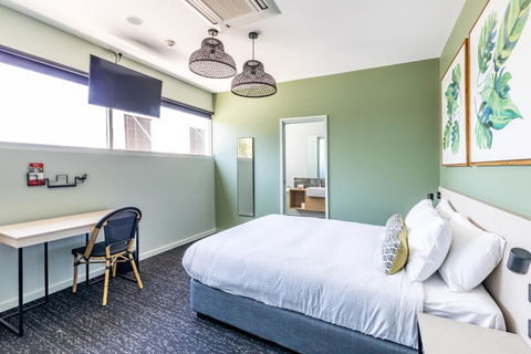 Nightcap At Commercial Hotel - Accommodation Gladstone 3