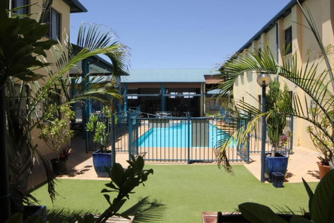 Ningaloo Club Backpackers - Accommodation Gladstone 3
