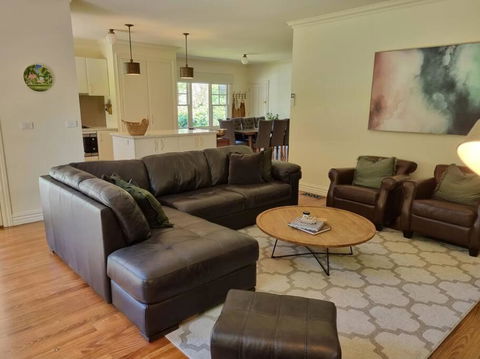 Noonan House, 5 Bedrooms. Hop & Skip To Town - Accommodation Gladstone 3