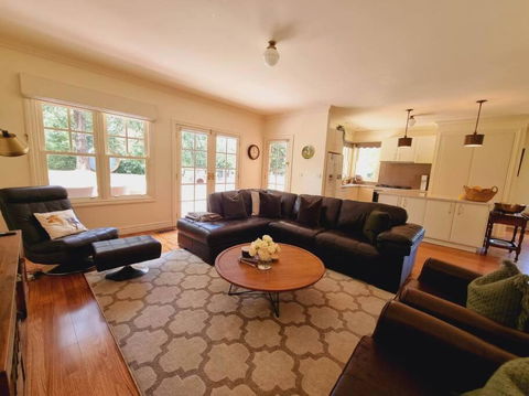 Noonan House, 5 Bedrooms. Hop & Skip To Town - Accommodation Gladstone 2