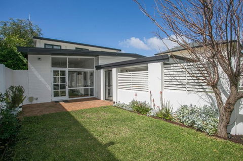 NOR214 - Northstead Coastal Charm - Accommodation Gladstone 2